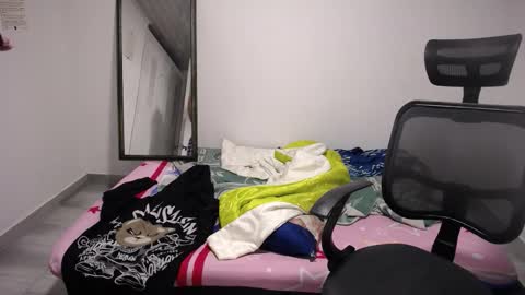 Snapshot of present_the_magic chatting on 11-02-25, 03:42 Plux online show from 11-02-25, 03:42