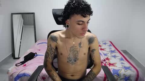 Snapshot of present_the_magic chatting on 11-05-25, 06:24 Plux online show from 11-05-25, 06:24