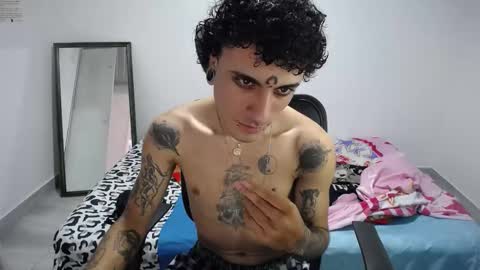 Snapshot of present_the_magic chatting on 11-05-25, 06:30 Plux online show from 11-05-25, 06:30