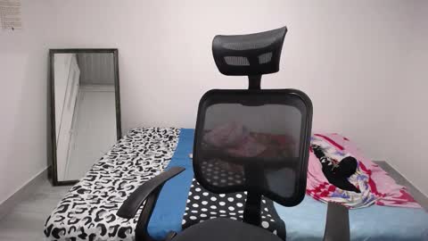 Snapshot of present_the_magic chatting on 11-06-25, 06:36 Plux online show from 11-06-25, 06:36