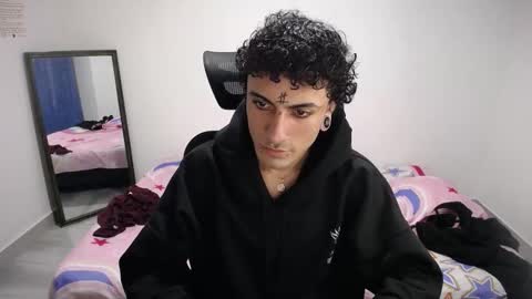 Snapshot of present_the_magic chatting on 11-07-25, 06:35 Plux online show from 11-07-25, 06:35