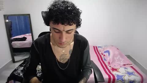 Snapshot of present_the_magic chatting on 11-11-25, 05:07 Plux online show from 11-11-25, 05:07