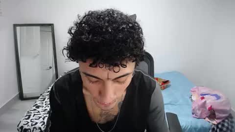 Snapshot of present_the_magic chatting on 11-13-25, 02:21 Plux online show from 11-13-25, 02:21