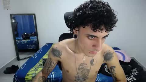 Snapshot of present_the_magic chatting on 11-13-25, 09:36 Plux online show from 11-13-25, 09:36