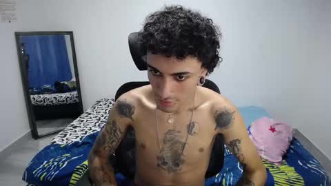 Snapshot of present_the_magic chatting on 11-15-25, 08:11 Plux online show from 11-15-25, 08:11