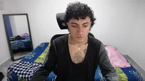 Snapshot of present_the_magic chatting on 11-17-25, 01:55 Plux online show from 11-17-25, 01:55