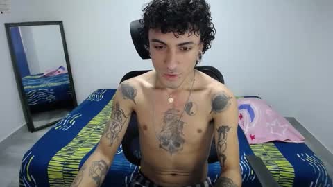 Snapshot of present_the_magic chatting on 11-17-25, 03:29 Plux online show from 11-17-25, 03:29