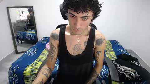 Snapshot of present_the_magic chatting on 11-18-25, 07:46 Plux online show from 11-18-25, 07:46