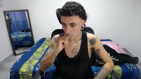 Snapshot of present_the_magic chatting on 11-21-25, 09:02 Plux online show from 11-21-25, 09:02