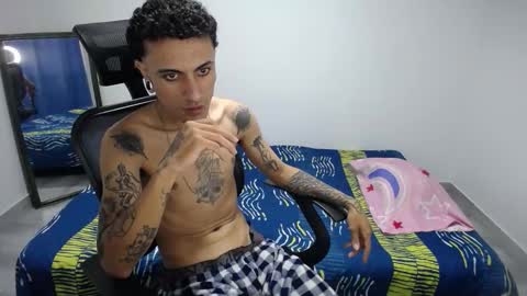 Snapshot of present_the_magic chatting on 11-22-25, 05:56 Plux online show from 11-22-25, 05:56