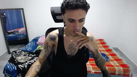 Snapshot of present_the_magic chatting on 11-23-25, 07:08 Plux online show from 11-23-25, 07:08