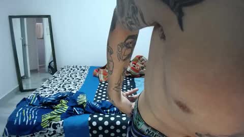 Snapshot of present_the_magic chatting on 11-23-25, 07:35 Plux online show from 11-23-25, 07:35