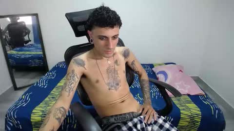 Snapshot of present_the_magic chatting on 11-25-25, 04:40 Plux online show from 11-25-25, 04:40