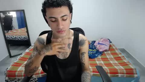 Snapshot of present_the_magic chatting on 11-26-25, 06:31 Plux online show from 11-26-25, 06:31