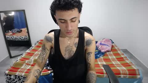 Snapshot of present_the_magic chatting on 11-27-25, 08:16 Plux online show from 11-27-25, 08:16