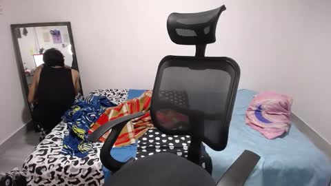 Snapshot of present_the_magic chatting on 11-30-25, 06:12 Plux online show from 11-30-25, 06:12