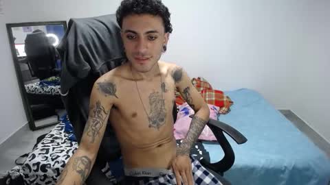 Snapshot of present_the_magic chatting on 12-01-25, 10:15 Plux online show from 12-01-25, 10:15