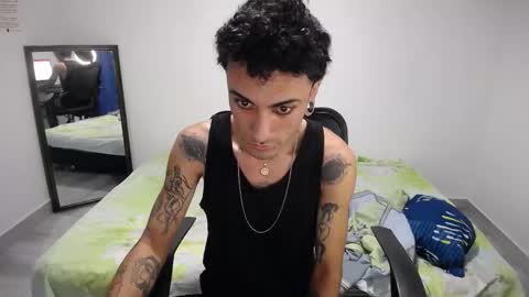 Snapshot of present_the_magic chatting on 12-16-25, 06:40 Plux online show from 12-16-25, 06:40