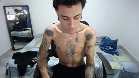 Snapshot of present_the_magic chatting on 12-21-25, 03:46 Plux online show from 12-21-25, 03:46