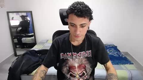 Snapshot of present_the_magic chatting on 12-21-25, 07:54 Plux online show from 12-21-25, 07:54