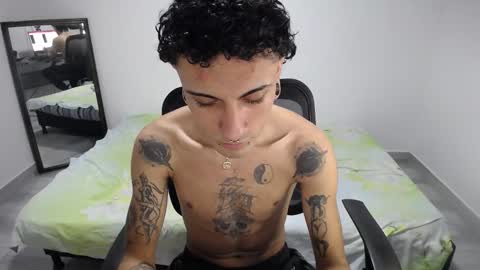 Snapshot of present_the_magic chatting on 01-12-26, 05:29 Plux online show from 01-12-26, 05:29