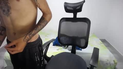 Snapshot of present_the_magic chatting on 01-13-26, 09:53 Plux online show from 01-13-26, 09:53