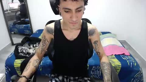 Snapshot of present_the_magic chatting on 03-12-26, 06:25 Plux online show from 03-12-26, 06:25