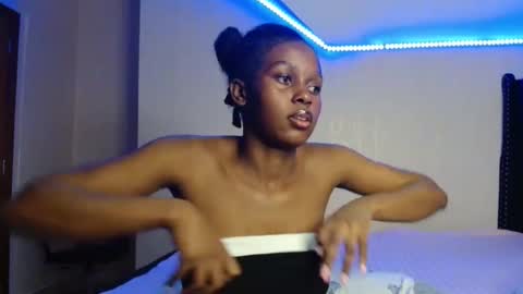 Snapshot of pretty_nyra chatting on 05-08-26, 03:39 Nyra online show from 05-08-26, 03:39
