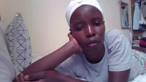 pretty_petite_ebony online show from 10-19-25, 01:56