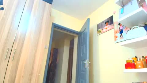 Snapshot of pretty_pussy2 chatting on 07-13-26, 09:01 Essy online show from 07-13-26, 09:01