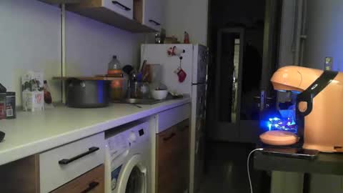 Snapshot of prettyalmaa chatting on 12-24-24, 10:06 Alma online show from 12-24-24, 10:06