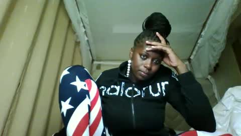 Snapshot of prettydulce chatting on 02-18-26, 04:36 prettydulce online show from 02-18-26, 04:36