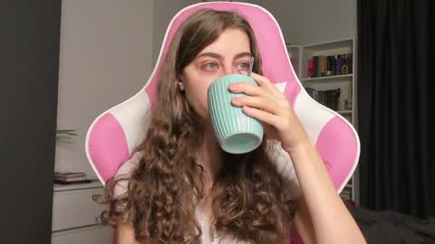 Snapshot of prettysomething chatting on 05-11-26, 06:19 Sophie next stream will be at Monday i will wait you guys online show from 05-11-26, 06:19