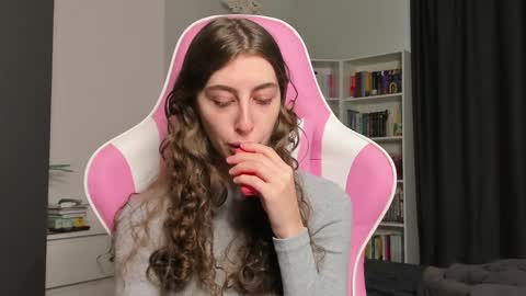 Snapshot of prettysomething chatting on 06-01-26, 05:53 Sophie next stream will be at Monday i will wait you guys online show from 06-01-26, 05:53