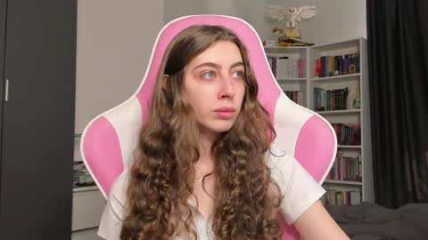 Snapshot of prettysomething chatting on 06-05-26, 06:42 Sophie next stream will be at Monday i will wait you guys online show from 06-05-26, 06:42