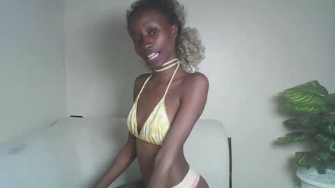 Snapshot of pretylittle11 chatting on 05-25-26, 03:18 PRETY online show from 05-25-26, 03:18