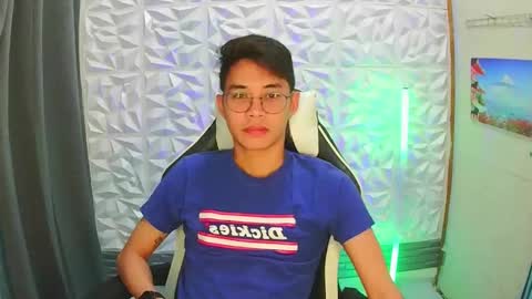 Snapshot of prince_harrison chatting on 11-25-25, 05:24 prince_harrison online show from 11-25-25, 05:24