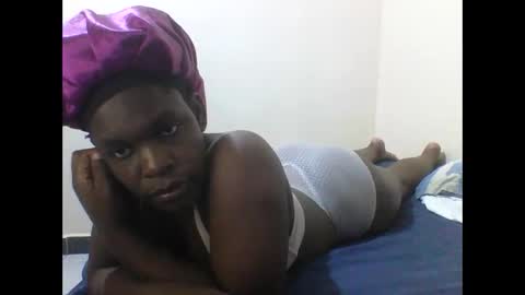 Snapshot of princess_cutie chatting on 12-21-25, 07:21 princess online show from 12-21-25, 07:21