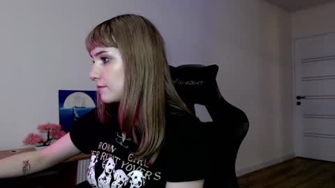 Snapshot of princessshy___ chatting on 03-12-25, 03:07 18 y.o online show from 03-12-25, 03:07