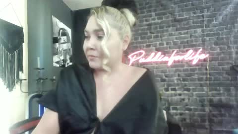 Snapshot of puddinforlife chatting on 05-08-26, 01:27 Krystle online show from 05-08-26, 01:27