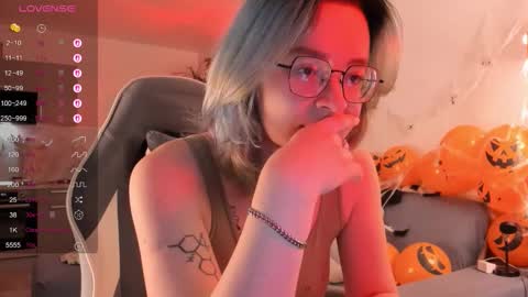 Snapshot of pumbazaebumba chatting on 10-24-25, 07:38 Alisa lack of vitamin D online show from 10-24-25, 07:38