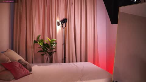 constant schedule Wednesday  Friday  Saturday  Sunday  The Rosemarie online show from 03-26-26, 05:57