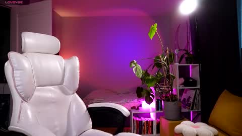 Snapshot of purple_baby chatting on 08-09-26, 05:18 Sasha wait you here 6 of November. will celebrate my B- day online show from 08-09-26, 05:18