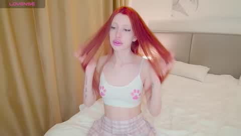 Snapshot of purring_cat chatting on 11-27-25, 09:17 Lilly online show from 11-27-25, 09:17