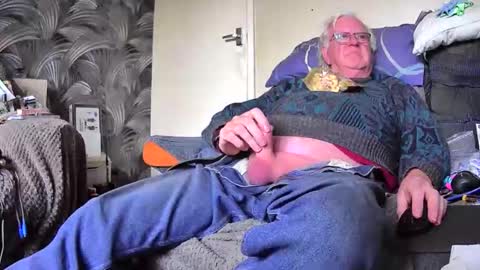 Snapshot of pusyrubber chatting on 10-11-25, 12:36 Genital sucker online show from 10-11-25, 12:36