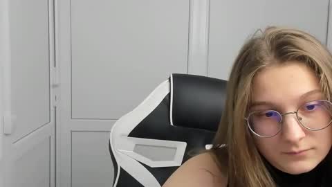 Amelie online show from 03-24-26, 08:08