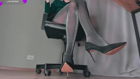 Snapshot of queen_nylon chatting on 10-23-25, 05:12 Carly online show from 10-23-25, 05:12