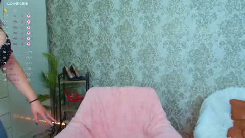 Snapshot of queenevamariaa chatting on 05-08-26, 01:11 Help me to reach 150 K followers online show from 05-08-26, 01:11