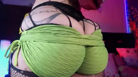 Snapshot of queenlamia chatting on 01-17-26, 06:51 Taurus online show from 01-17-26, 06:51