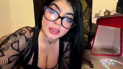 Snapshot of queenlamia chatting on 05-30-26, 06:43 Taurus online show from 05-30-26, 06:43